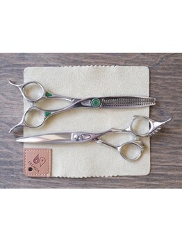 切れ味の良いハサミは髪に優しく、仕上がりに影響します。