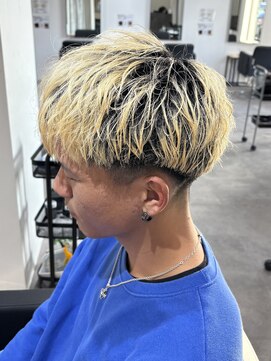 ヒュイル バイ ニアウ(Hwyl by Niau) メンズカットカラーブリーチ刈り上げフェードマッシュショート