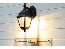ヘアーメイクロージー 八軒店 (HAIR MAKE ROSY)の雰囲気（白を基調にとした外観。夜になると幻想的に輝くランプ。）