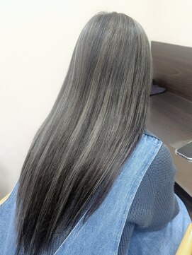 レアナ バイ ニーナ(Leana by NINA) プルエクステでロングヘア