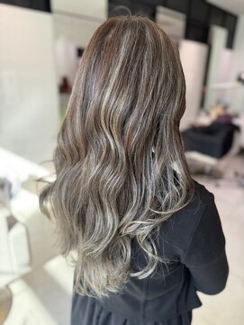 ステア ケース(stair case) 中明度×ハイライトでつくるグレージュグラデーション