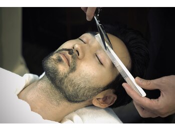 ザバーバー 渋谷(THE BARBER)の写真/シェービング~眉毛カットもフェイスケアも。清潔感あふれる表情へ!顔剃りは理容室だけの技術です。