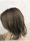 切りっぱなしボブ × くすみベージュ
