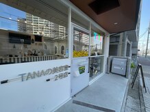 タナの美容室 2号店(TANA)の雰囲気（バナナのUFOキャッチャーのドアとTANAのネオンサインが目印♪）