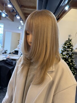 アム(am) レイヤーカット×ホワイトベージュ