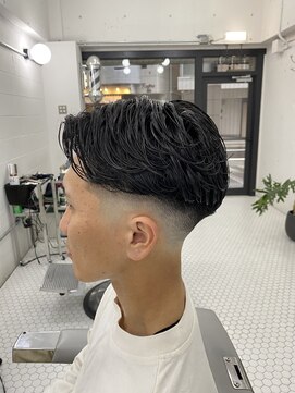 ウェルネス(Wellness) センターパート　ニュアンスパーマ　スキンフェード