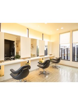 知識・経験豊富なベテランスタイリストが髪のボリュームやパサつきなどのお悩みに親身に寄り添います☆