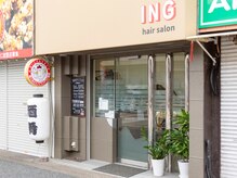 万代天美店の前。ベージュのテントにロゴが目印です。