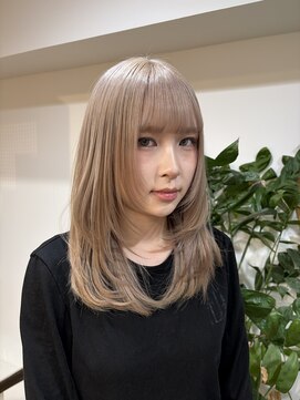 サンク 原宿 表参道(cinq) ヘーゼルグレージュミディアムレイヤー顔まわりチョコブラウン