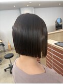 ぷつんとラインが映える 艶感ミニボブ