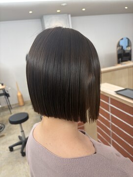 モコヘアーフロール(MOCO hair flor) ぷつんとラインが映える 艶感ミニボブ