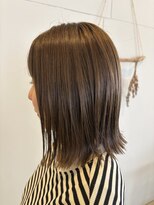 ニナル(Ninal) オリーブカラー×外ハネスタイル