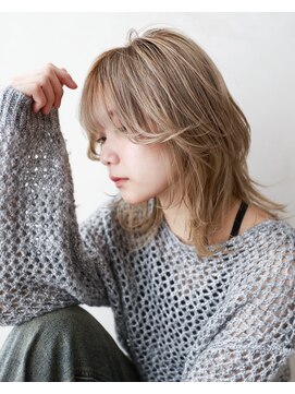 メノン(Menon) ホワイトグレージュ　ミニウルフ　ミディアムレイヤーカット
