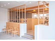ソラーネ(SOLANE)の雰囲気(木の温もりを感じられる温かみのあるサロン)
