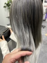 ソアロ(SOARO)&nbsp;岐阜シルバーグレージュ透明感カラーハッシュカットブリーチ