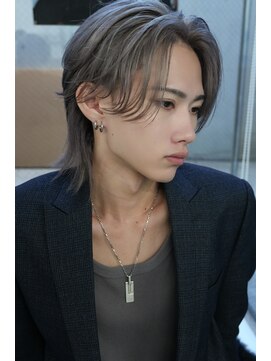 ピア ヤクイン(Pia Yakuin) センターパートウルフ×グレージュ