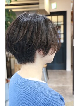 マクナリー(McNally) センター分けの小顔ひし形ショート