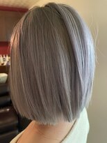 アンジー(an'gie)&nbsp;【アンジー　千早】ミニボブ切りっぱなしボブ×シルバーカラー