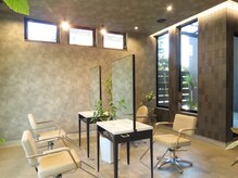 ヘアーズ ナノハナ(hair's nanohana)の雰囲気（自然光を取り入れて、お客様の肌が綺麗に見えるよう工夫した内観）