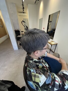 ハチマルハチ ナル 登戸店(808 nalu) シルバーグレージュ/ブリーチデザイン/刈り上げショート