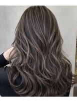 ロア 江坂(LOA)&nbsp;ハイライトで白髪を活かすカラーに