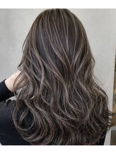 ロア 江坂(LOA)&nbsp;ハイライトで白髪を活かすカラーに