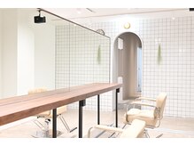 シー バイ リス(C by Lis)の雰囲気（開放感のある広々とした店内に、タイルと緑が映える癒しの空間）
