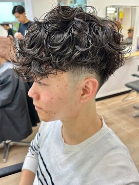 ウェイビーエフティフィフス 横浜西口(WAVEY ft.fifth) スペインカール ラルフカール フェードカット メンズパーマ 横浜