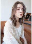 透明感たっぷりフォギーベージュ/センター分けボブ