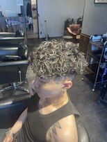 ダンパチバイケンジ(Danpachi by KENJE)&nbsp;スキンフェード　ハイライト　スペインカール