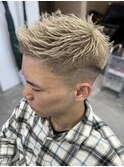 短髪フェード　ハイトーン　20代メンズ