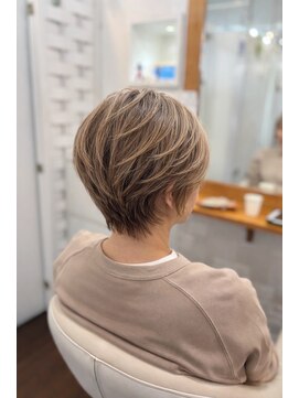 フルール(fleur) 白髪ぼかしハイライト×丸みショート