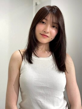 ロイオブジゼル(roi of GiseL) ミディアム　レイヤーカット　シースルーバング　アッシュカラー