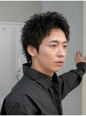 ラフな質感の無造作パーマ×スパイキーショートスタイル