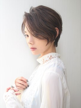 ノーヴェ(Nove) 大人ハイライト×前髪長めの前下がりショート