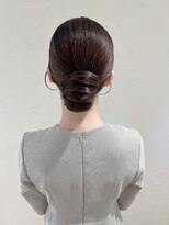 ソノ(sono)&nbsp;タイトシニヨン　結婚式ヘア　シンプルヘア　アップスタイル