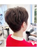 スタイリッシュベリーショート　首長くみえる小顔ショート