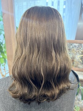 インビテーション(invitation) ウェーブ巻きブルージュ