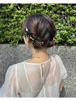 ペロ(pelo)&nbsp;[アレンジ]金箔を効かせた抜け感シニヨンアレンジ