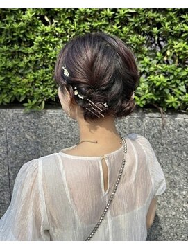 ペロ(pelo) [アレンジ]金箔を効かせた抜け感シニヨンアレンジ