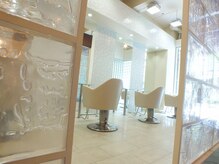 ラグジュアリーサロン グリッター(Luxury salon glitter)の雰囲気（白を基調とした清潔感のある店内。上質な時間が流れます♪）