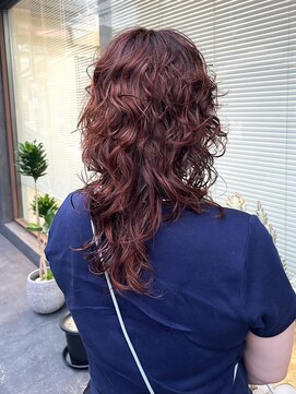 トオ(TOH) 暖色カラーボルドー赤髪パーマミディアムパーマイルミナカラー