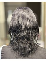 アンジー(Angee)&nbsp;パーマ×ブルーブラックで、乾かすだけで決まる大人スタイル