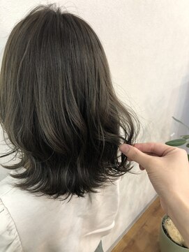 シキ(Shiki) ミディアム×カーキ