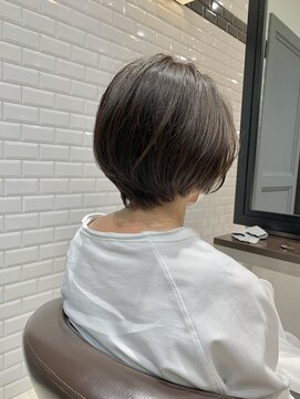 バウム(baum) 柔らかベージュ　ナチュラルショートボブ　20代30代40代