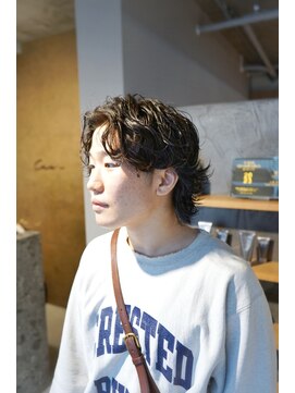 キュー(Cue_) 外国人風スパイラル無造作センターパートパーマ 3【影山】