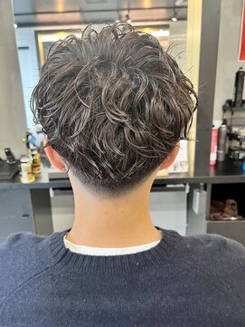 フランクスバーバーリザーブ 人形町店(FRANK’S BARBER RESERVE) スパイラルパーマ×テーパーフェード y