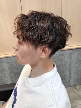 ニアウ 伊勢崎連取店(Niau) センターパートツイストスパイラルパーマ刈り上げ