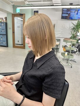 ヒビヲ(HIBIO) ショートボブ切りっぱなしボブタッセルボブミルクティーベージュ