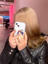 ダズリングディア(Dazzling Deer)&nbsp;明るめブラウン／ミディアム／巻き髪スタイル／ハイトーン